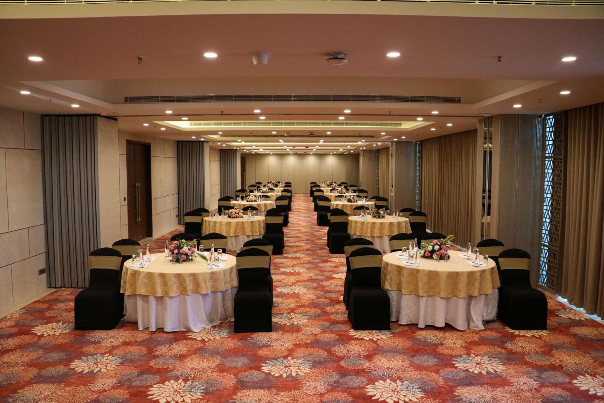 Gift City Club, A Member Of Radisson Individuals Gandhinagar Exterior photo