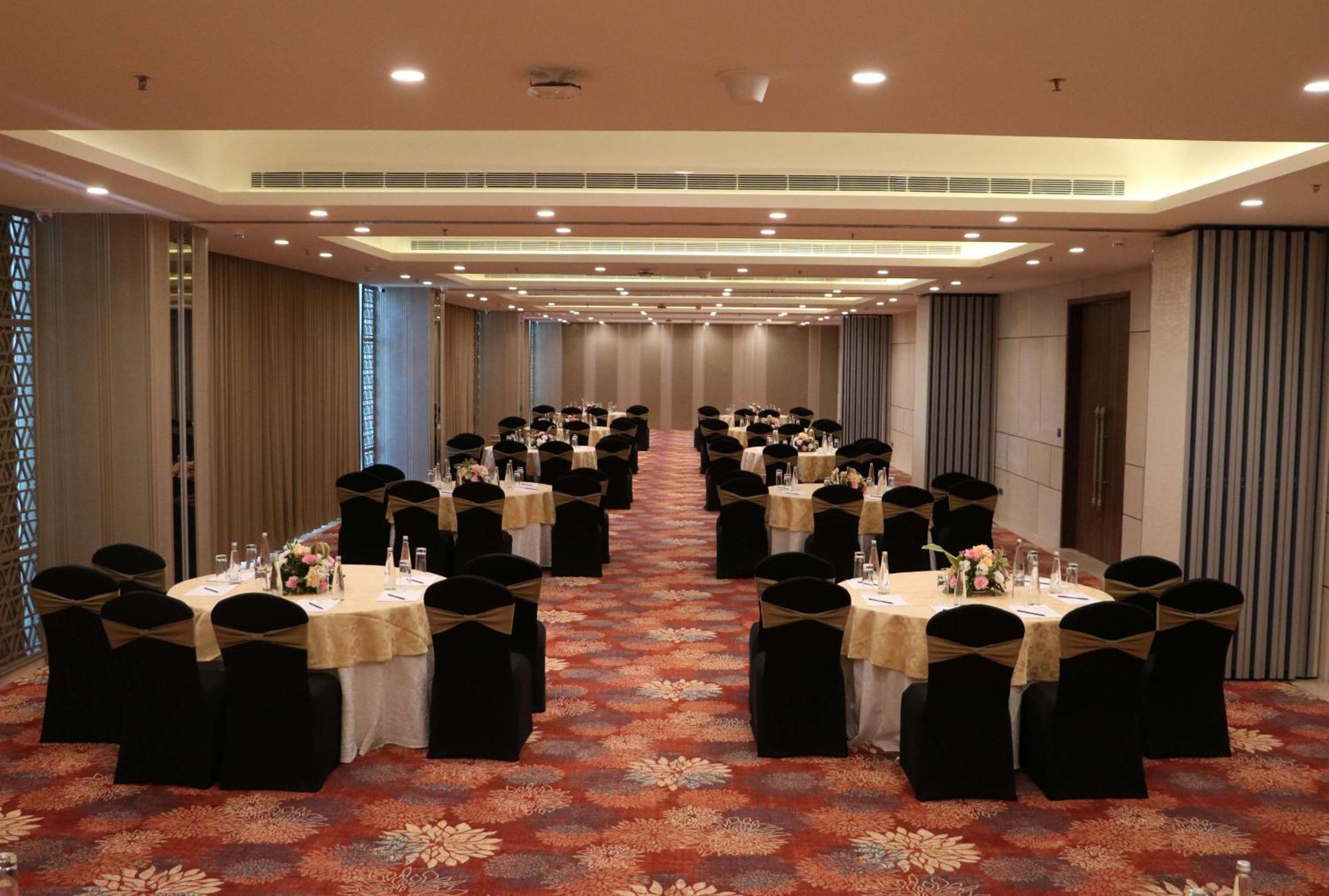 Gift City Club, A Member Of Radisson Individuals Gandhinagar Exterior photo