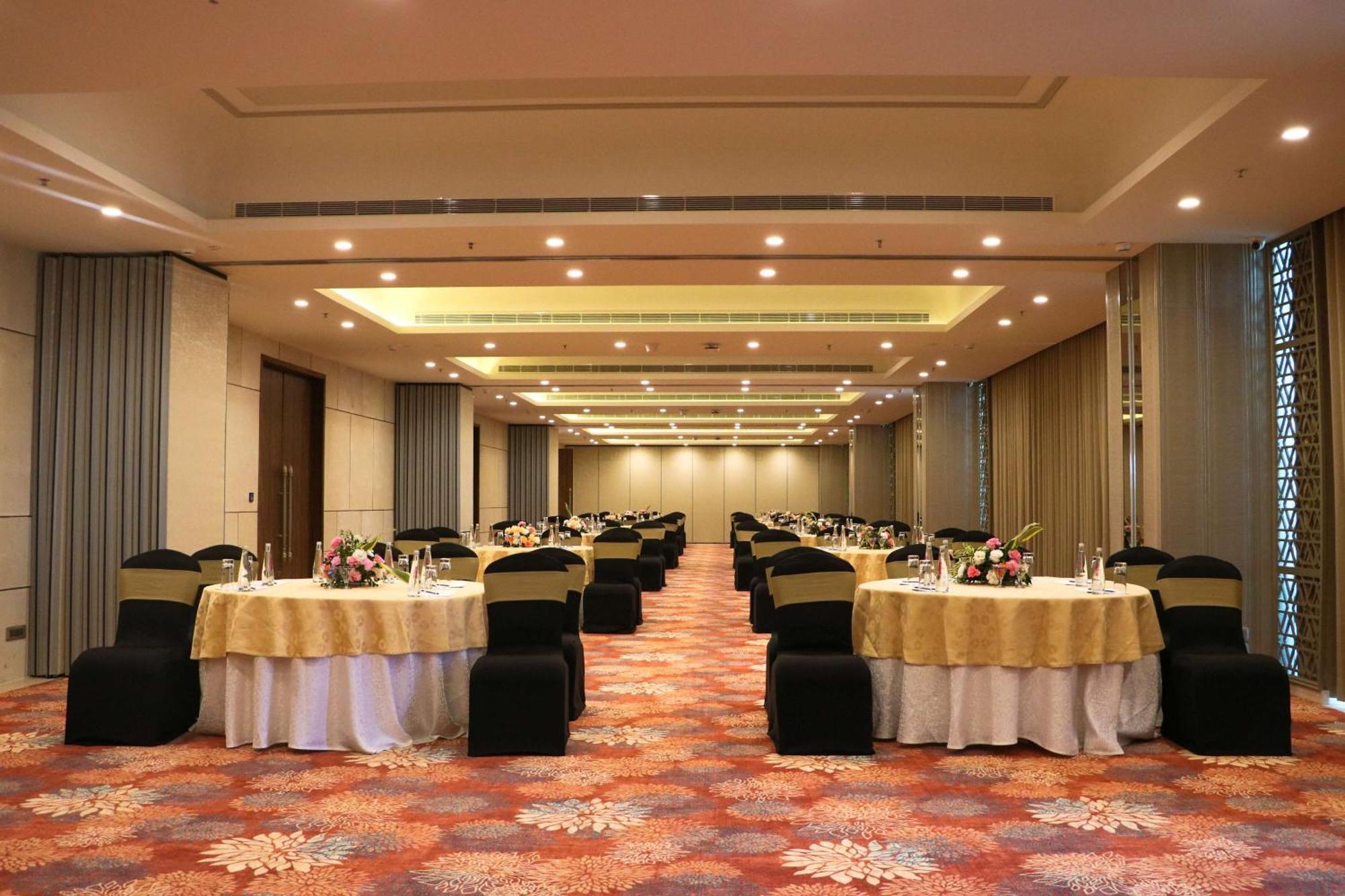 Gift City Club, A Member Of Radisson Individuals Gandhinagar Exterior photo